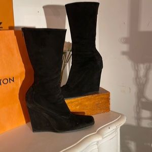 Sued hidden wedge boot